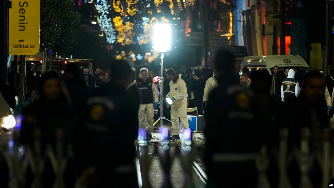 Poliția turcă a reținut marți aproape o mie de persoane, la câteva zile după un atac sinucigaș cu bombă la Ankara. 