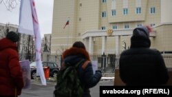 Акцыя салідарнасьці з украінскай лётчыцай Надзеяй Саўчанкай каля амбасады Расеі ў Менску