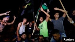 Palestinieni sărbătoresc anunțul de duminică seara de încetare a focului, în Gaza City, 8 august 2022.
