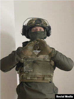 Іван Іванченко фотографується для дружини Аміни