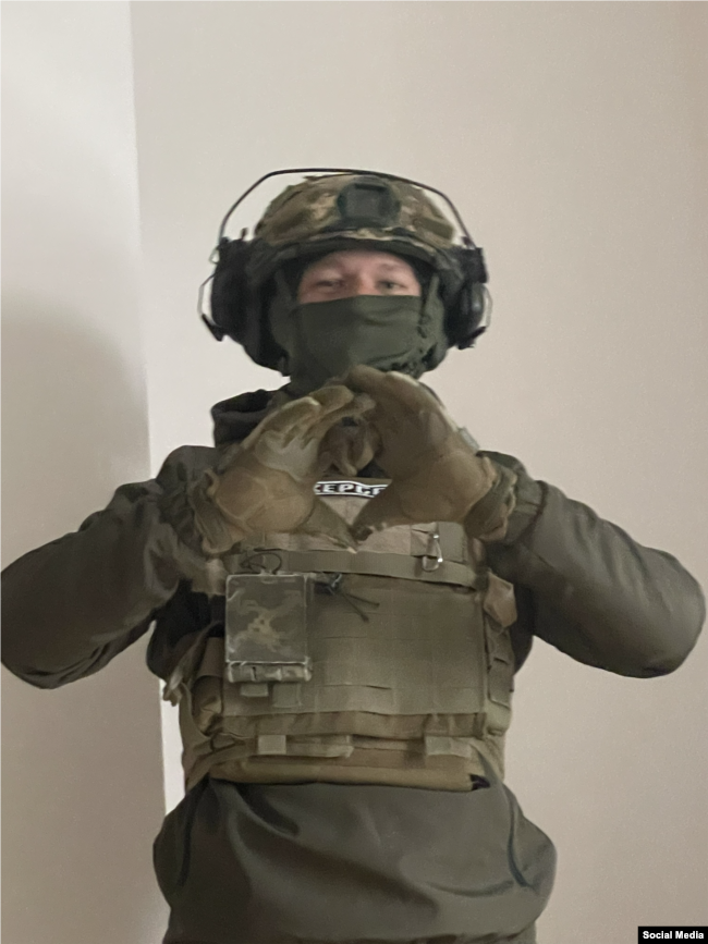 Іван Іванченко фотографується для дружини Аміни