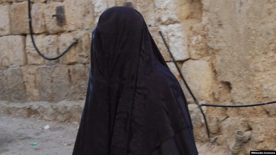 یکی از زنان شال پوش در اورشلیم (بیت المقدس)