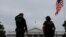 Polițiști la datorie în fața Casei Albe din Washington în zorii zilei în care V. Zelenski va fi primt de D. Trump. 