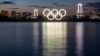 Япония. Токио. Олимпийские кольца на барже у Радужного моста