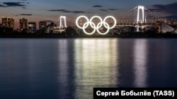 Олимпийские кольца на барже у Радужного моста, Токио.