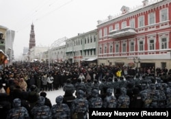 Силовики стоят перед участниками митинга в поддержку заключенного в тюрьму лидера российской оппозиции Алексея Навального. Казань, 23 января 2021 года.