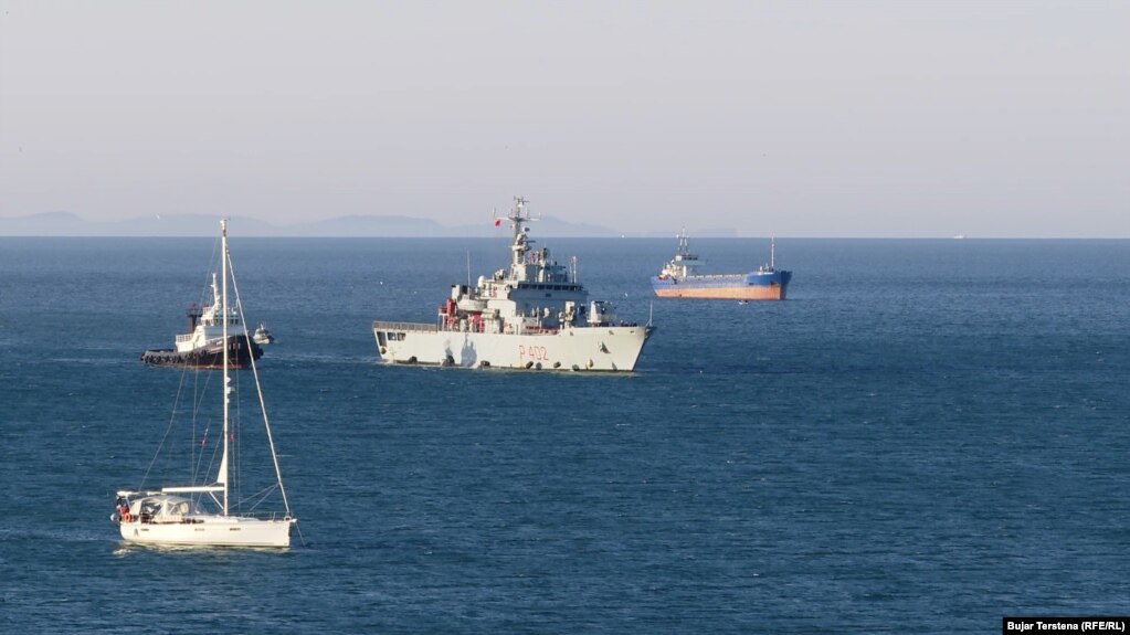 Anija italiane që solli migrantët e parë në Shqipëri, në Portin e Shëngjinit.