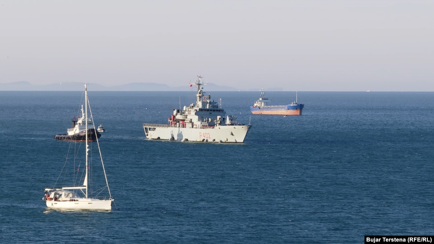 Anija italiane që solli migrantët e parë në Shqipëri, në Portin e Shëngjinit.