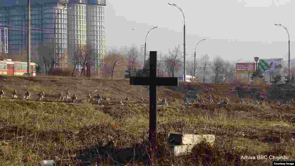 17 ianuarie 2007. Cimitirul eroilor români &bdquo;General Dragalina&ldquo; din Tighina nivelat de tractoare