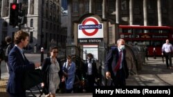 Londoniak jönnek-mennek a Bank metrómegálló környékén, 2021. július 29-én