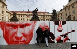 Imagine de arhivă: protest împotiva „războiului hibrid” al Rusiei împotriva democrațiilor occidentale într-o vreme când termenul era încă relativ nou. Praga, 24 februarie 2019.