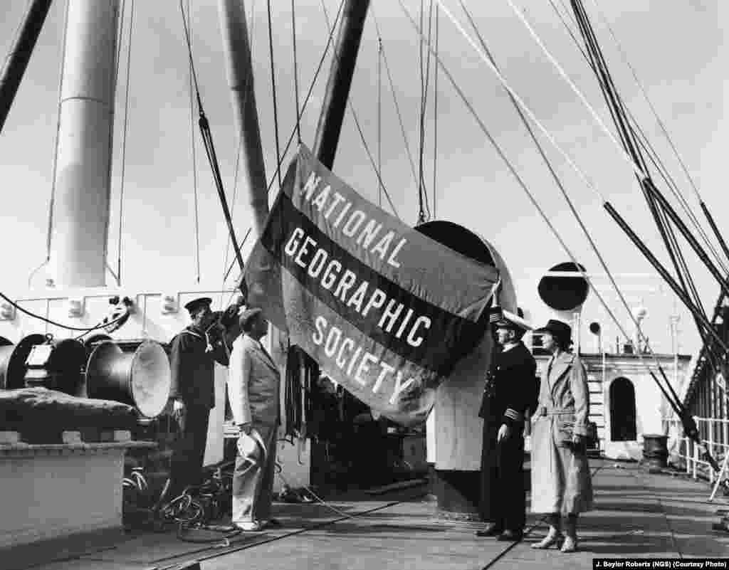 Флаг National Geographic развевается на борту довоенного корабля M.S. Silverash, на которой группа исследователей отправилась в 1937 году в Ост-Индию для того, чтобы собрать экзотических животных для Национального зоопарка в Вашингтоне. 