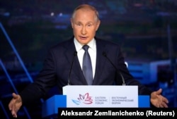 Президент Росії Володимир Путін жестами виступає з промовою під час пленарного засідання на Східному економічному форумі у Владивостоку, Росія, 3 вересня 2021 року