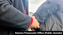 I dyshuari për sulm ndaj pjesëtarëve të KFOR-it dhe Policisë së Kosovës më 2023, arrestohet nga autoritetet kosovare, 14 janar.