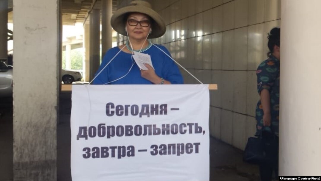 Пикет против добровольного изучения родных языков. Якутия
