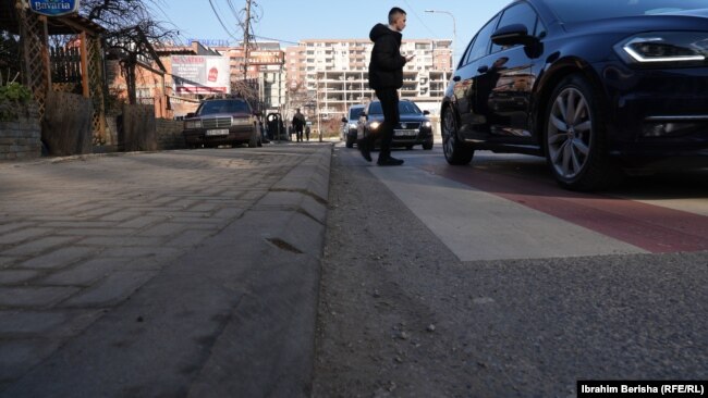 Trotuari i paqasshëm në vendkalimin për këmbësorë, në një nga lagjet e Prishtinës.