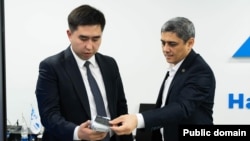 Кыргызстандын “Элкарт" картасынын өкүлү менен Өзбекстандын “Хумо” картасынын өкүлү өз карталары бири-биринин жабдууларында иштей баштаганын көрсөтүүдө. 11-декабрь, 2025-жыл.