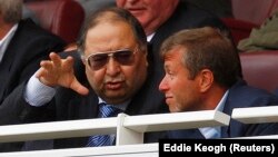 Russian oligarchs Alisher Usmanov (left) and Roman Abramovich (file photo)