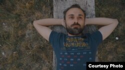 Ивица Димитриевиќ во улогата на Филип во филмот „ТМ“