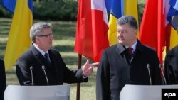 Архивное фото. Президент Польши Бронислав Коморовский (слева) и президент Украины Петр Порошенко. 9 апреля 2015