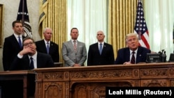 Aleksandar Vuçiq, presidenti i Serbisë, dhe Donald Trump, presidenti i SHBA-së, gjatë nënshkrimit të Marrëveshjes së Uashingtonit më 4 shtator 2020, në Shtëpinë e Bardhë.