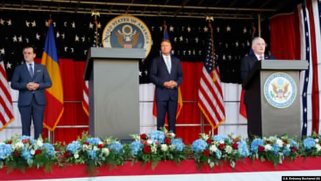 Ambasadorul SUA în România, Adrian Zuckerman, președintele Klaus Iohannis și premierul Ludovic Orban, la sărbătorirea Zilei Independenței, în grădina ambasadei SUA la București