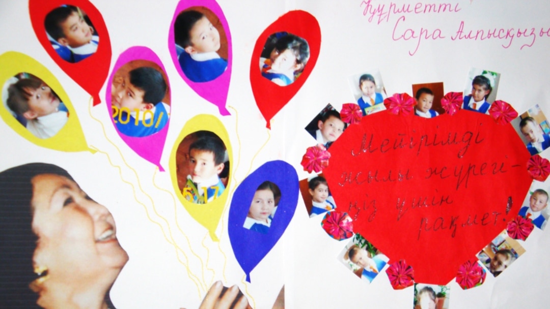 Даша Сагалованың аузына сиып кеткенін қараңыз