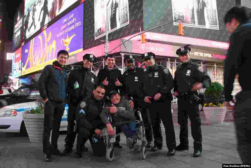 Фото с сотрудниками полиции в Нью-Йорке.&nbsp;