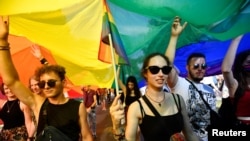 Mii de oameni au participat la Pride Budapest, după intrea în vigoarea a unei controversate legi LGBTQ, inițiată de guvernul Orban, Budapesta, 24 iulie 2021.