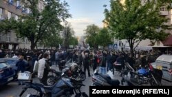 Okupljeni na protestu ispred Pete beogradske gimnazije, 8.4.2025.