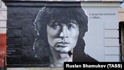 Графит со ликот на Виктор Цои во Санкт Петерсбург 