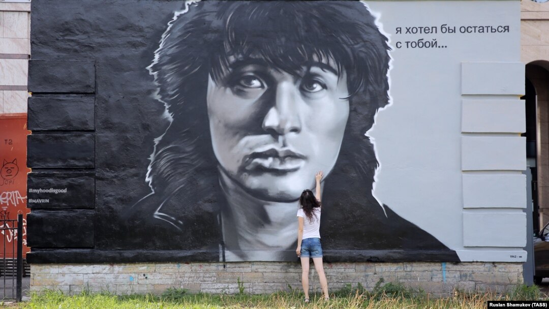 Graffiti în Sankt Petersburg cu cântărețul de rock și idol al tinerilor epocii perestroika, Viktor Țoi.