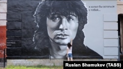 Graffiti în Sankt Petersburg cu cântărețul de rock și idol al tinerilor epocii perestroika, Viktor Țoi.