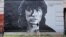 Graffiti în Sankt Petersburg cu cântărețul de rock și idol al tinerilor epocii perestroika, Viktor Țoi.