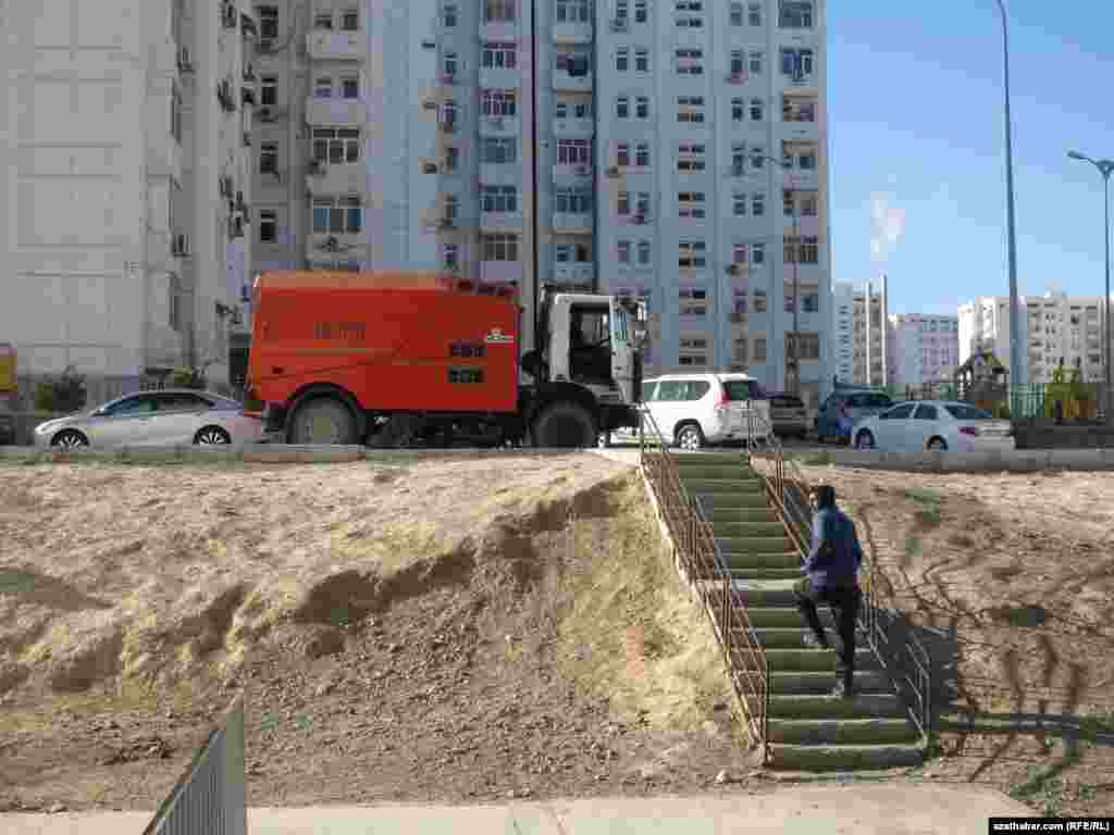 Turkmenistan - Workers of local communal service are catching the stray dogs, Ashgabat, March11, 2017.