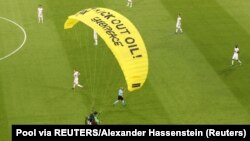 Paraglajder iznad terena na utakmici Francuska-Njemačka, Allianz Arena, 15. juni, 2021. 