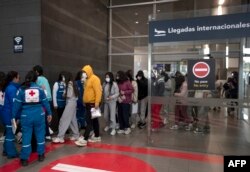 Migranții deportați din SUA sunt primiți de personalul Crucii Roșii pe aeroportul internațional El Dorado din Bogota pe 28 ianuarie 2025.