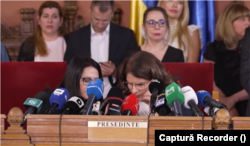 Momentul în care cele două judecătoare citesc mesajul, surprins în direct de camerele video de la conferința de presă. Captură Recorder.