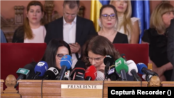 Judecătoarea Ionela Tudor (stânga) în momentul în care-i spune șefei Curții de Apel București, Liana Arsenie, că a sunat-o șefa Curții Supreme, Lia Savonea.