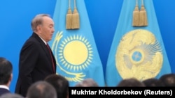 Президент Казахстана Нурсултан Назарбаев идет к столу, откуда будет зачитывать традиционное послание. Астана, 5 октября 2018 года.