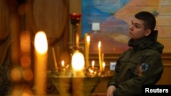 Украинский военный на православной пасхальной службе в городе Константиновке, недалеко от линии фронта в Донецкой области. Украина, 5 мая 2024 года