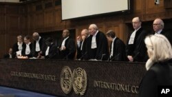 Sudije Aharon Barak(centar desno) i Južnoafrikanac Dikgang Moseneke (centar lijevo) predsjedavaju otvaranjem ročišta u Međunarodnom sudu pravde u Hagu, 11. januara 2024. godine. 