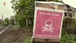 Жителі Авдіївки садять городи, а неподалік вибухають снаряди (відео)