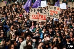 „Femei furioase”, se declară protestatarele din Paris, însoțite de aliați din rândul bărbaților, la 14 septembrie, la o adunare prilejuită de cazul Pelicot.