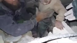 Suriyada bombardmandan sonra dağıntılar altından çıxarılan uşaq