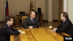 Dmitriy Medvedev (soldan), Vladimir Putin (ortada) ve Viktor Medvedçuk (sağdan)