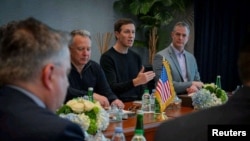 Специалният пратеник на САЩ Стив Уиткоф и зетят на президента Доналд Тръмп – Джаред Кушнер (в средата), по време на преговорите за Украйна в Абу Даби. 24 януари 2026 г.