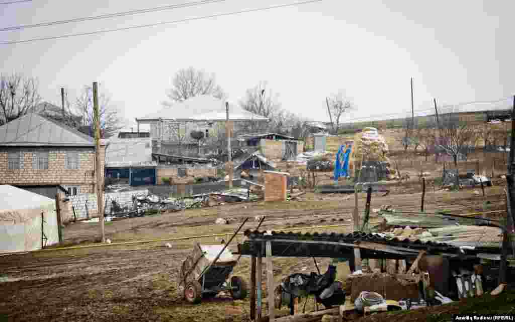 Onlar iyirmi ildən çoxodur ki, döyüş bölgəsində yaşayırlar. Deyirlər ki, artıq duruma alışıblar.&nbsp; 