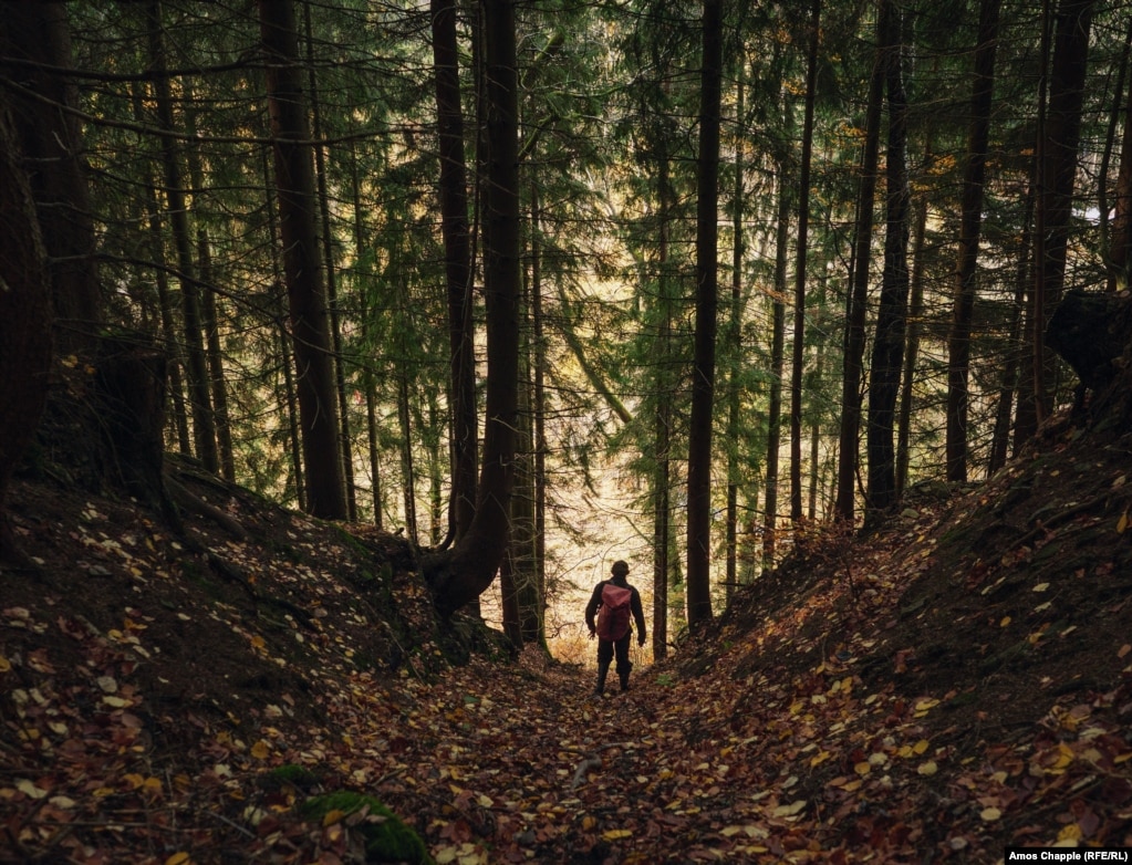 Спуск по оврагу, который когда-то использовался для добычи урановой руды в Рудных горах