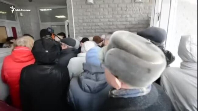 В Казани к офису "Росгосстрах Банка" выстроились очереди